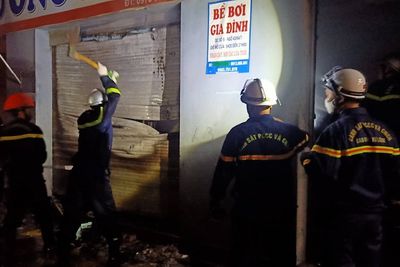  Hà Nội: Cảnh sát PCCC phá cửa cuốn cứu gia đình 4 người tại đám cháy nhà dân 