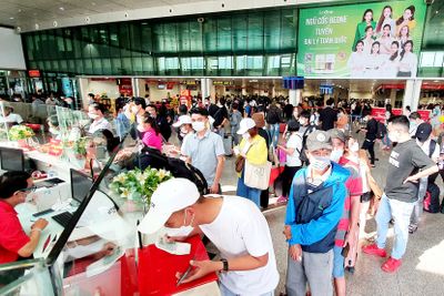Ảnh: Hàng nghìn người về quê đón Tết, sân bay Tân Sơn Nhất chật kín
