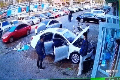 Video: Người đàn ông thoát nạn trong gang tấc khi cửa kính rơi sát người 