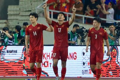 Video: Nhâm Mạnh Dũng đánh đầu cực gắt, làm tung lưới U23 Thái Lan