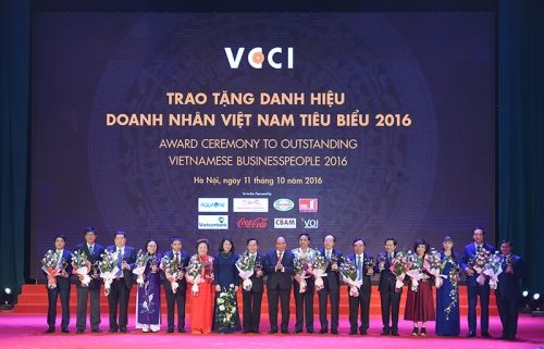 100 doanh nhân Việt Nam tiêu biểu 2016 nhận cúp Thánh Gióng - Ảnh 2