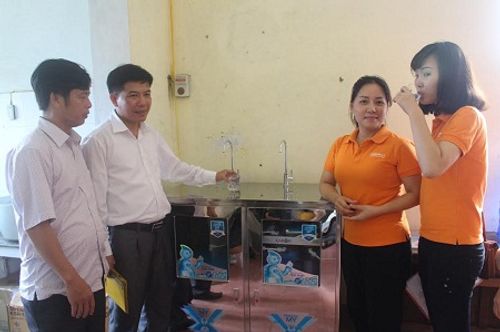 Nhà hảo tâm đưa nước sạch đến với 3.000 học sinh, giáo viên ở Hà Tĩnh - Ảnh 5