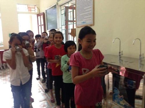 Nhà hảo tâm đưa nước sạch đến với 3.000 học sinh, giáo viên ở Hà Tĩnh - Ảnh 7