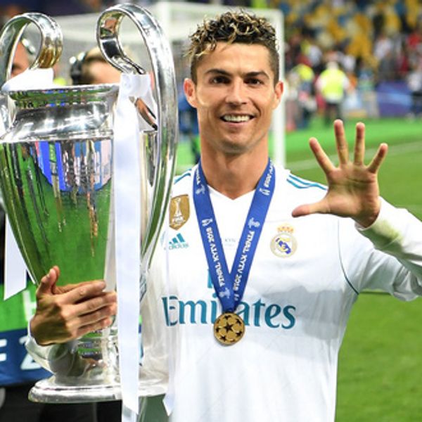 Real Madrid, ám ảnh, Cristiano Ronaldo: Ám ảnh về Cristiano Ronaldo trong màu áo Real Madrid sẽ được tái hiện sống động với bức ảnh này, khi anh đã từng dẫn dắt đội bóng này đến vô số danh hiệu lớn. Hãy để ánh sáng xuất hiện từ ảnh Ronaldo của bạn, để tạo điểm nhấn đặc biệt cho căn phòng của bạn.