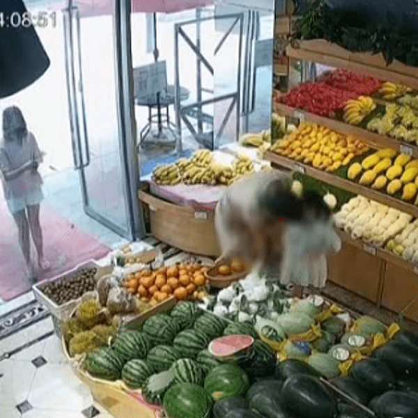 Phẫn nộ người đàn ông cưỡng hôn bé gái ngay trong cửa hàng hoa quả 