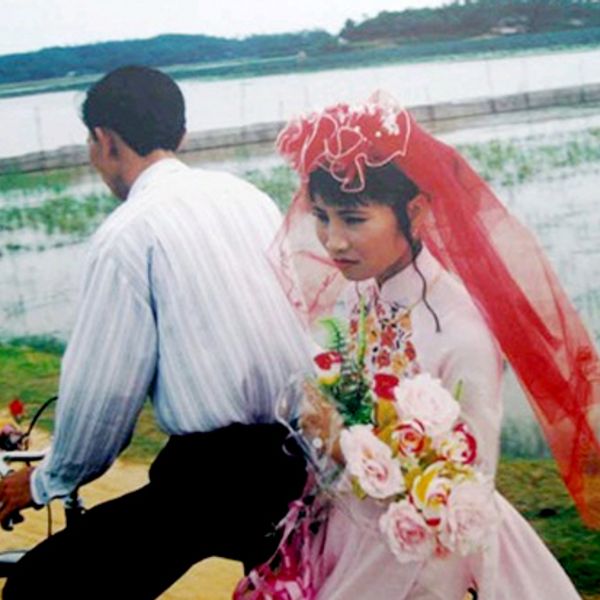 Đám cưới thập niên 80 đầy màu sắc và sôi động một thời, hãy cùng nhìn lại những khoảnh khắc đáng nhớ của những cặp đôi trẻ tuổi với những bộ váy cưới độc đáo và tình yêu mãnh liệt.