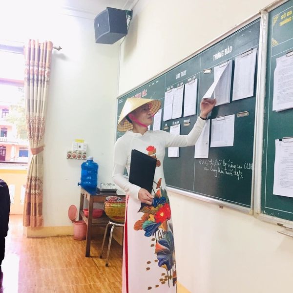 Bức ảnh thầy giáo ở Nghệ An mặc áo dài nữ thướt tha gây xôn xao: Nhà trường nói gì?