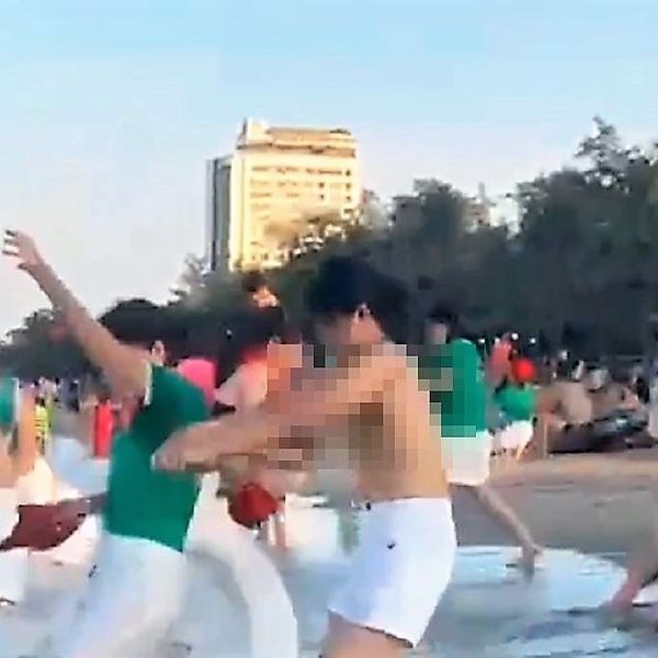 Clip nhóm nữ du khách cởi áo ngực để chơi team building trên bãi biển Cửa Lò