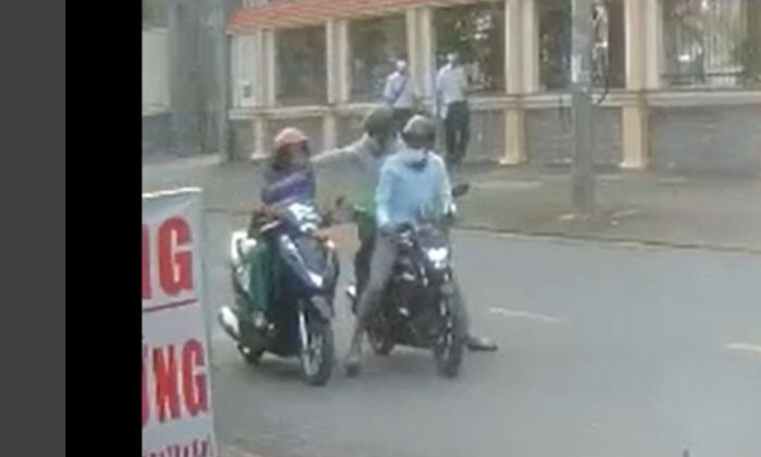 Video - Clip: Dừng xe máy để mua đồ, người phụ nữ bị tên cướp giật dây chuyền